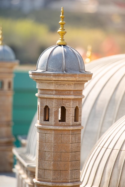 Foto minarete de mesquita de estilo turco otomano como arquitetura de templo muçulmano religioso