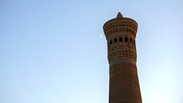 Minarete em Khiva contra o céu