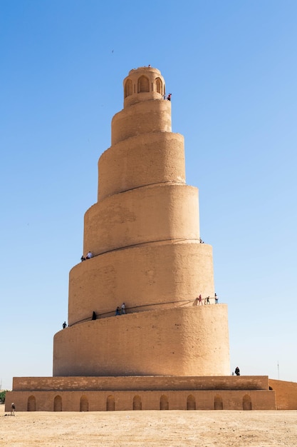 Minarete Malwia em Samarra e pessoas caminhando até o topo, Iraque