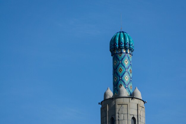 El minarete de la mezquita en el cielo.