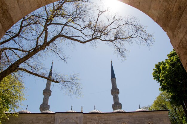 Minarete de una mezquita de estilo otomano