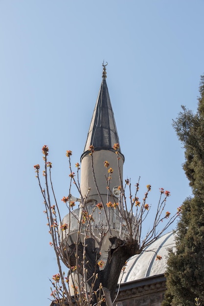 Minarete de una mezquita de estilo otomano