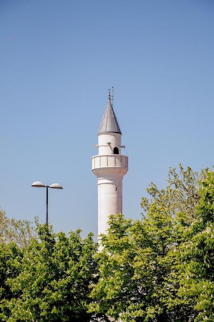 Minarete de una mezquita de estilo otomano