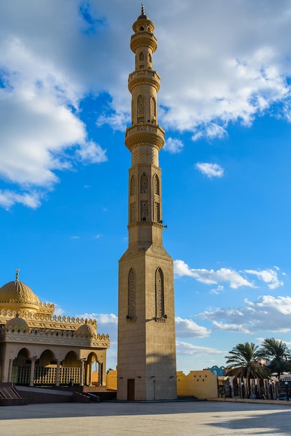 Minarete de la mezquita El Mina Masjid en la ciudad de Hurghada, Egipto