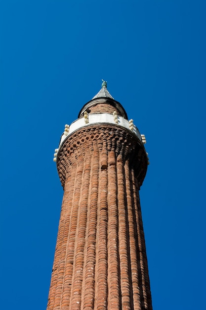 Minarete de mezquitas otomanas a la vista