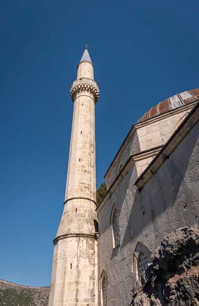 Minarete na aldeia de Pocitelj no município de Capljina na Bósnia e Herzegovina