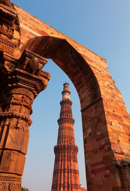Minarete Qutub Minar, el minarete más alto de la India con una altura de 73 m
