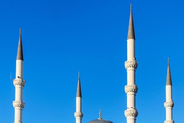 Minaretes da Mesquita Kocatepe na cidade de Ancara