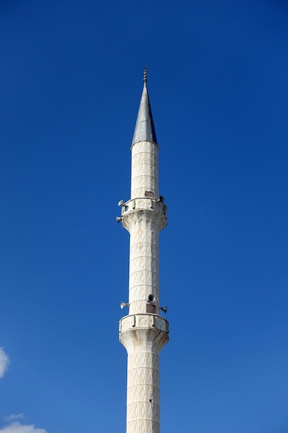 Foto minaretes que alcanzan el cielo azul islam y minarete arquitectura de minaretes en turquía
