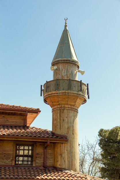 Minarett einer Moschee im osmanischen Stil