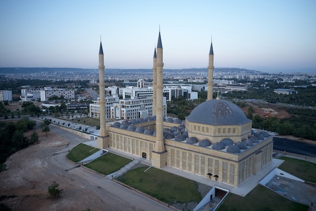 Minarette und Kuppeln der Blauen Moschee in der Türkei. Malerische Stadtlandschaft im Hintergrund. Sicht von oben.