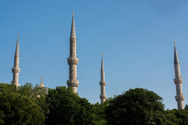 Minarette von Moscheen im osmanischen Stil als religiöse muslimische Tempelarchitektur