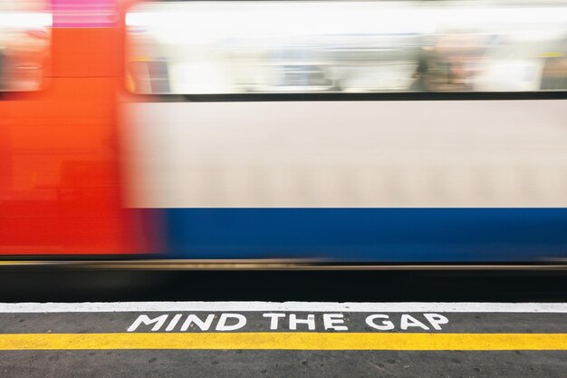 Mind the Gap, metrô de Londres. copie espaço para texto individual