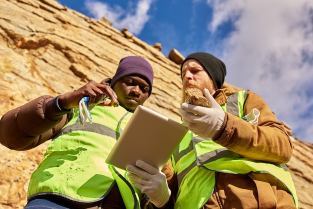 Mineiros, inspecionando o local de trabalho