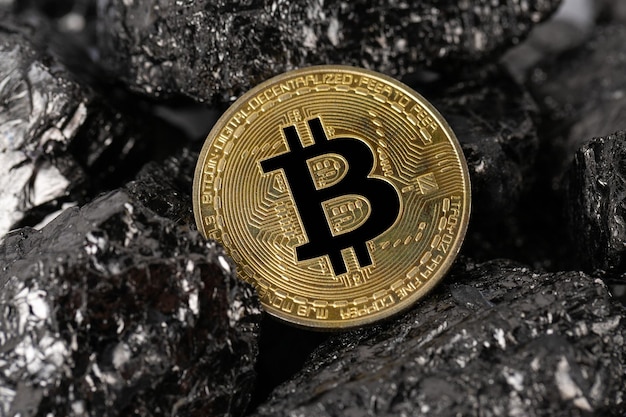Mineração de criptomoeda bitcoin em uma pilha de combustíveis fósseis na forma de carvão