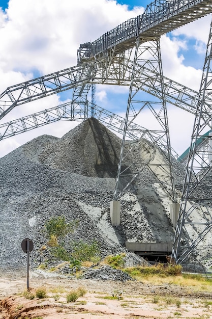 Mineração de platina e processamento de minério, pilhas de rocha de minério sendo movidas e armazenadas