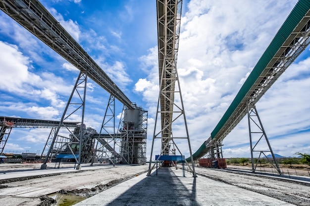 Mineração de platina e processamento de minério, pilhas de rocha de minério sendo movidas e armazenadas