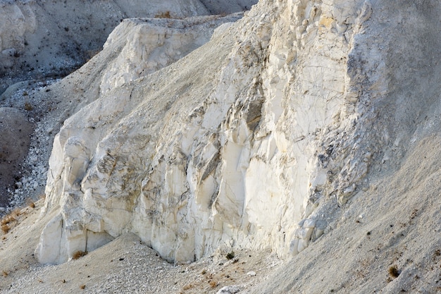 Mineração e pedreiras. montanhas calcárias.