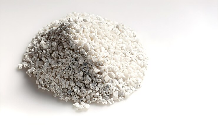 Foto minerais de perlita em fundo branco