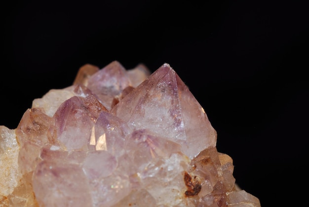 Minerais na rocha com muitos pequenos picos rosa ametista