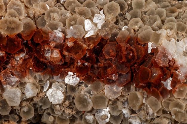 Mineral de aragonito de piedra macro sobre un fondo negro