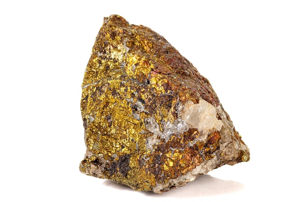 Mineral de Bornite de piedra macro sobre fondo blanco de cerca