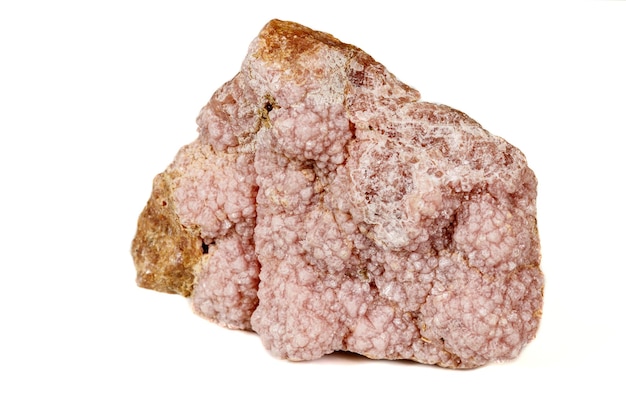 Mineral de calcita de cobalto de piedra macro sobre fondo blanco