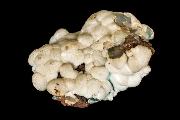 Mineral de calcita de cobalto de piedra macro sobre un fondo negro