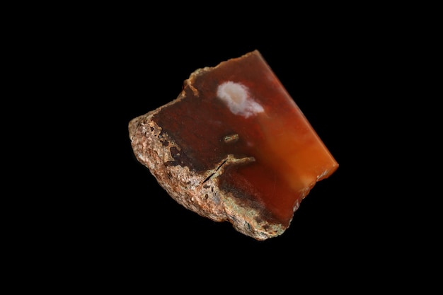 Mineral de cornalina de piedra macro sobre un fondo negro