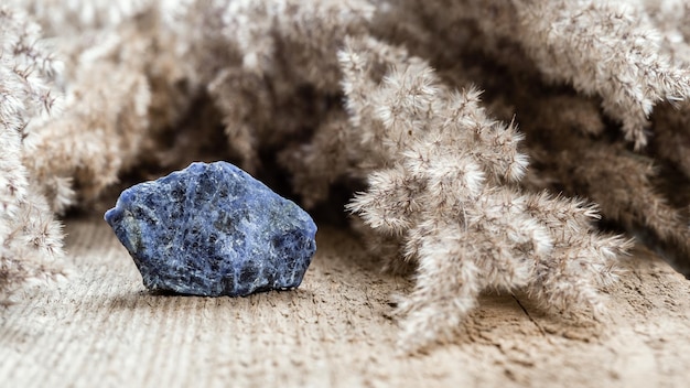 El mineral de cristal de sodalita es la piedra del chakra del tercer ojo.