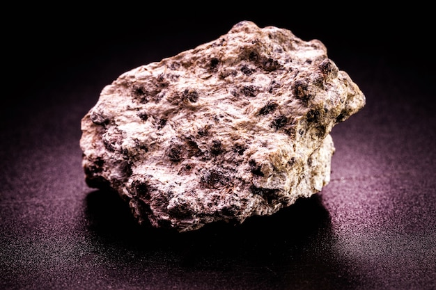 El mineral de cromita, un doble óxido de hierro y cromo, es un óxido mineral utilizado como fuente de cromo para las industrias metalúrgica, química y química.