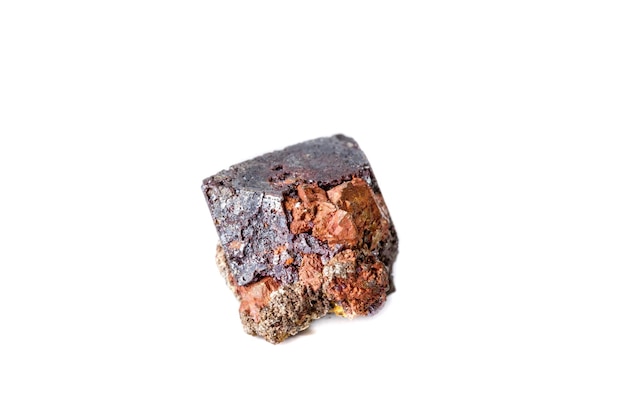 Mineral de cuprita macro sobre fondo blanco.