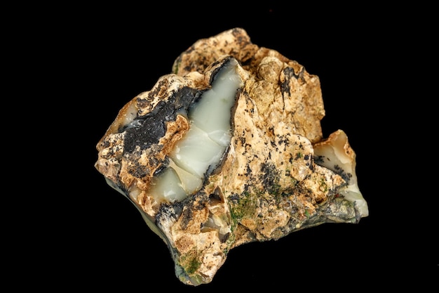 Mineral de ágata de pedra macro na rocha em um fundo preto