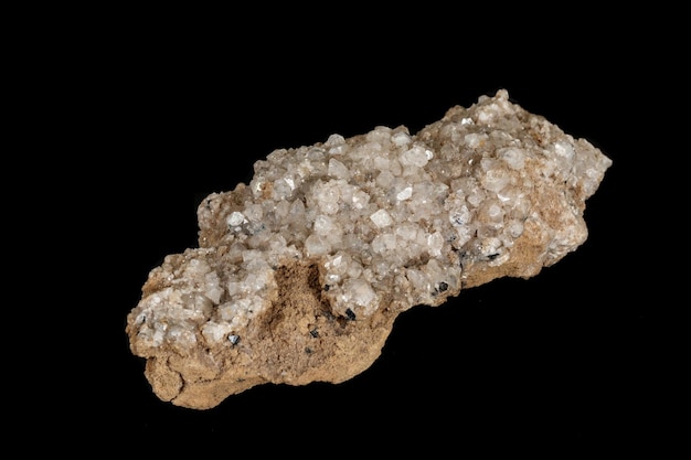 Mineral de Apophyllite de pedra macro com ilvaite em um fundo preto