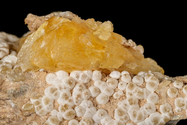 Mineral de aragonita de pedra macro em um fundo preto