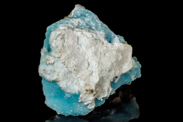 Mineral de calcita de cobalto de pedra macro em um fundo preto close-up