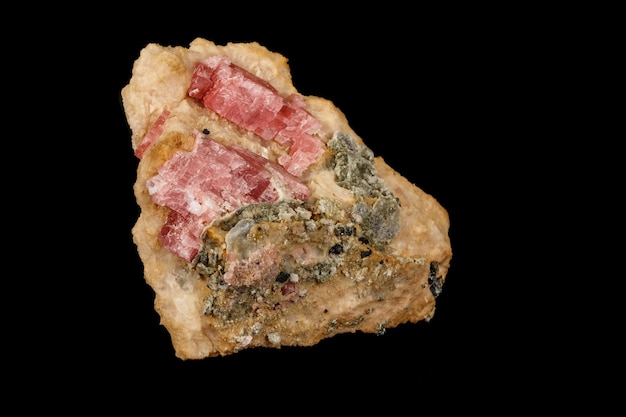 Mineral de calcita de cobalto de pedra macro em um fundo preto