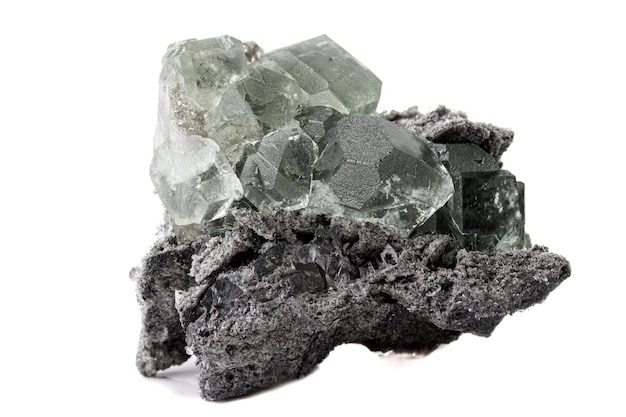 Mineral de fluorita de pedra macro no fundo branco