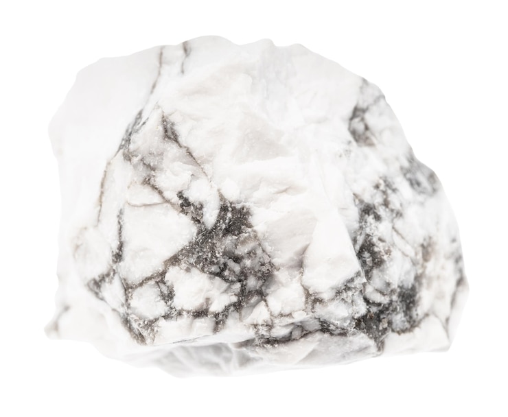 Foto mineral de howlite não polido isolado em branco