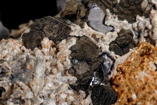 Mineral de pedra macro Galena em um fundo preto