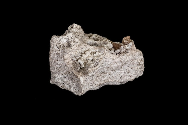 Mineral de topázio de pedra macro na rocha em um fundo preto