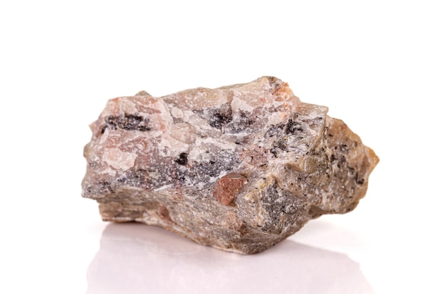 Mineral de zircão de pedra macro no fundo branco