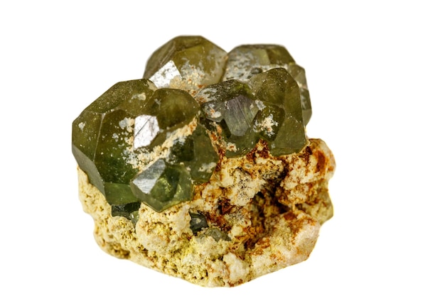 Mineral Demantóide de pedra macro no fundo branco