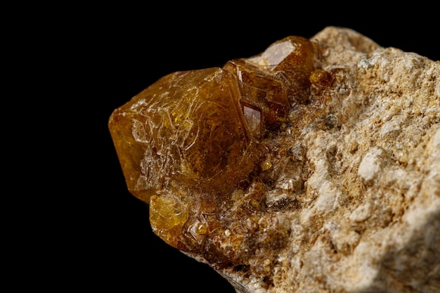 Mineral grossular de pedra macro em um fundo preto