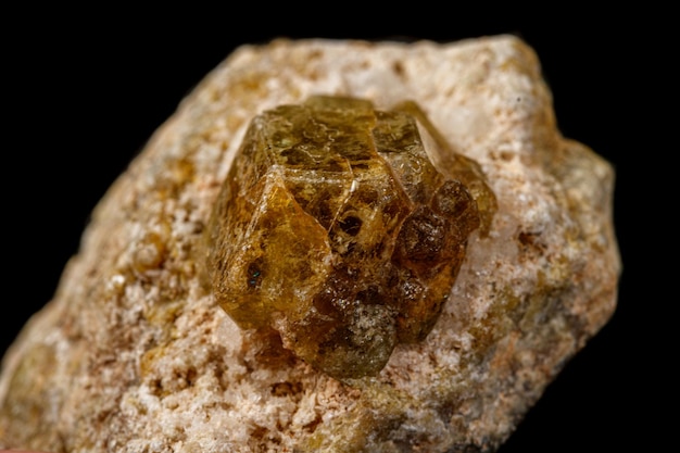 Mineral grossular de pedra macro em um fundo preto
