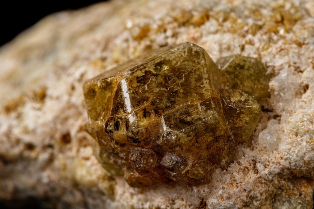 Mineral grossular de pedra macro em um fundo preto