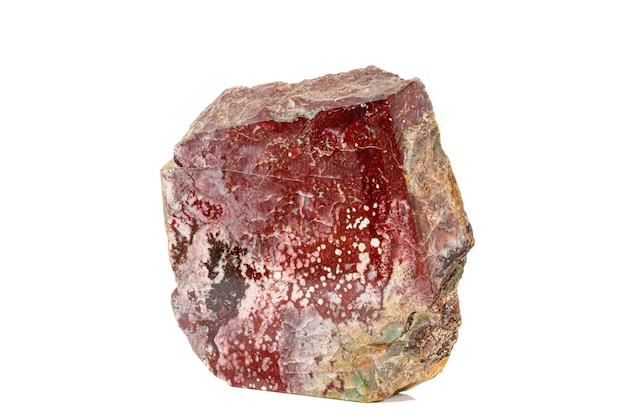 Mineral de jaspe de piedra macro sobre fondo blanco