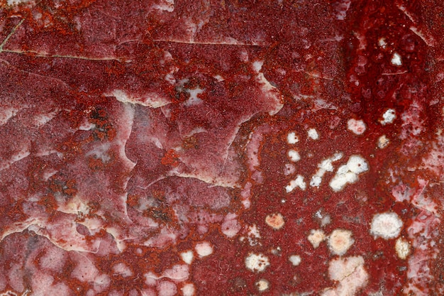 Mineral de jaspe de piedra macro sobre fondo blanco