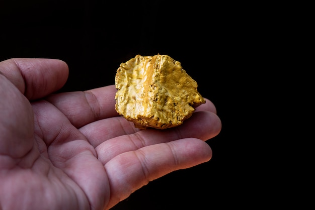 mineral de oro puro encontrado en la mina está en la mano