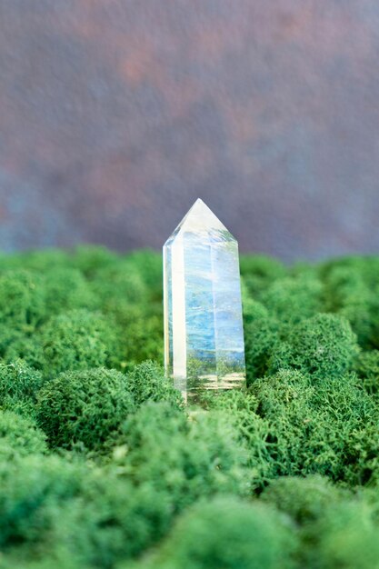 Mineral de piedras preciosas en misterioso bosque natural de musgo de fondo cristal de cuarzo de cerca curación mágica Reiki cristal ritual brujería práctica espiritual esotérica